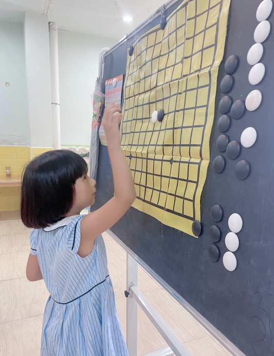 第一次上围棋课的小宝贝迫不及待要上来展示_副本.jpg